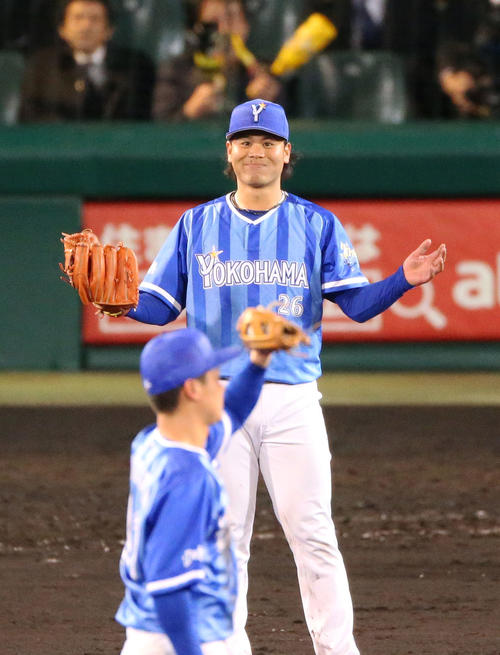 阪神対DeNA　9回裏阪神2死、浜口（左）は福留を二飛に仕留め完封勝利し笑顔を見せる（撮影・上山淳一）