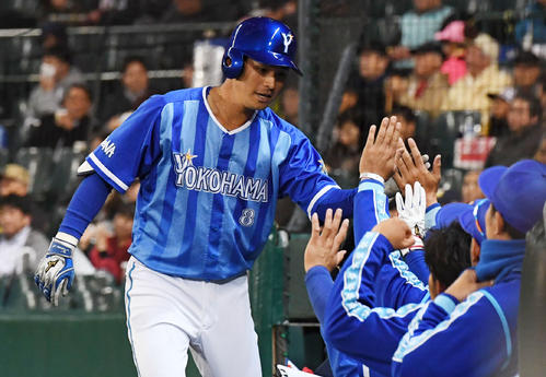神里は右中間に先制本塁打を放ちハイタッチ（撮影・奥田泰也）