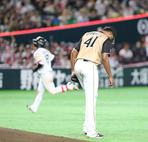 ソフトバンク対日本ハム　6回裏ソフトバンク1死二塁、今宮健太に同点となる2点本塁打を浴びたロドリゲス（撮影・梅根麻紀）