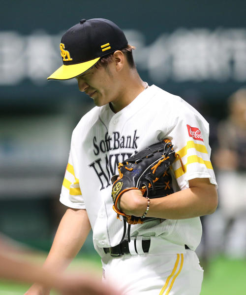 ソフトバンク対日本ハム　延長11回途中から登板した松田遼馬は勝ち越し適時打を浴び、残念そうにベンチに引きあげる（撮影・梅根麻紀）