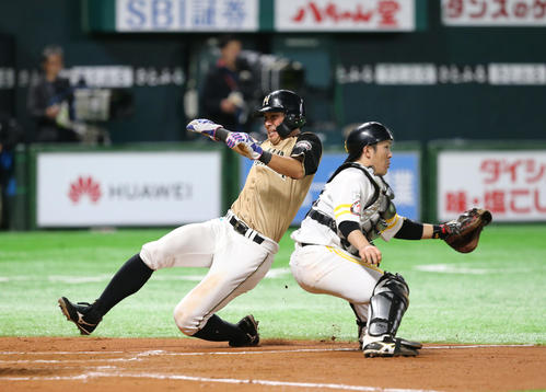 ソフトバンク対日本ハム　11回表日本ハム2死一、二塁、王柏融の右前勝ち越し適時打で生還する大田（撮影・梅根麻紀）