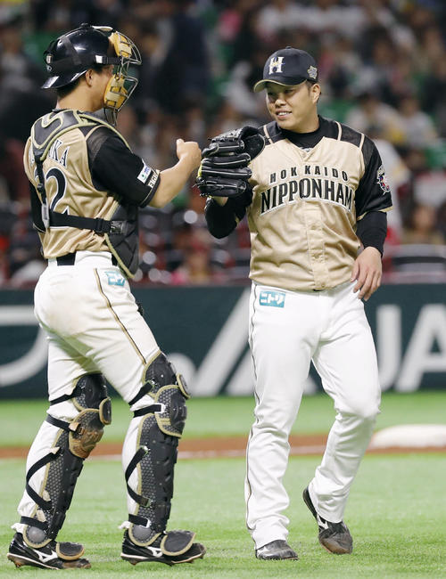 プロ初セーブを挙げた日本ハム・公文（右）（共同）