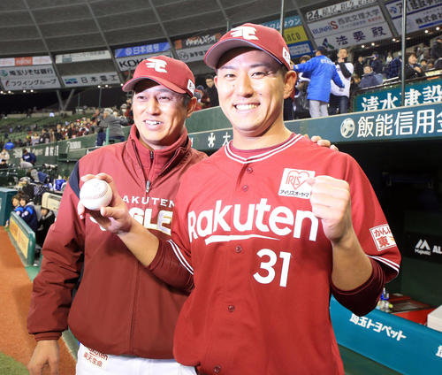 西武対楽天　移籍後初勝利の楽天福井（右）は、平石監督と笑顔でガッツポーズ（撮影・浅見桂子）