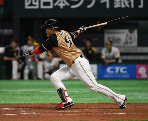 ソフトバンク対日本ハム　11回表日本ハム2死一、二塁、王柏融は右前に決勝の適時打を放つ（撮影・今浪浩三）