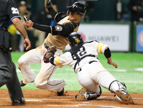 ソフトバンク対日本ハム　11回表日本ハム無死一、三塁、近藤の右飛で西川はタッチアップを狙うが右翼手の上林の好返球でアウトとなる（撮影・梅根麻紀）