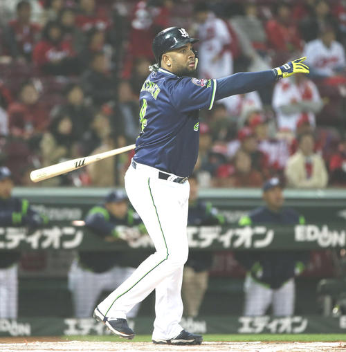 広島対ヤクルト　10回表ヤクルト1死満塁、バレンティンは右前適時打を放つ（撮影・栗木一考）