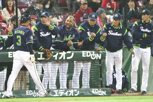 広島対ヤクルト　10回表ヤクルト1死一、三塁、中村の適時打で盛り上がるヤクルトベンチ（撮影・栗木一考）