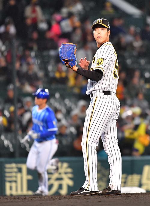 阪神対DeNA　5回表DeNA無死、神里（左）に右中間先制本塁打を浴びた青柳（撮影・上田博志）