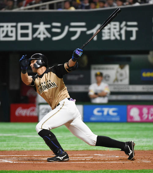 ソフトバンク対日本ハム　6回表日本ハム1死一塁、大田は左越えに先制の2点本塁打を放つ（撮影・今浪浩三）