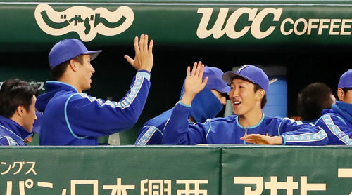 阪神対DeNA　9回裏阪神2死、糸井嘉男が二塁ゴロを放って試合終了となりプロ初勝利を挙げた大貫（右）は国吉（左）とハイタッチしながら笑顔を見せた（撮影・加藤哉）