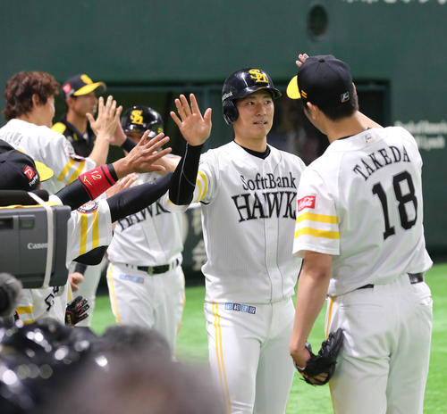 ソフトバンク対日本ハム　4回裏ソフトバンク2死一、三塁、甲斐の右越え2点適時打で生還した上林は笑顔（撮影・梅根麻紀）