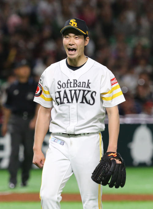 ソフトバンク対日本ハム　5回を投げ終えた先発の武田は気合の表情で引き揚げる（撮影・梅根麻紀）
