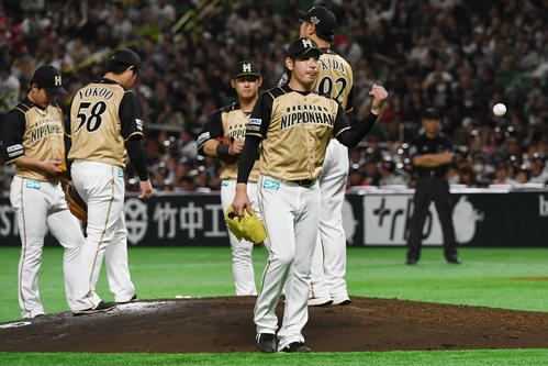 ソフトバンク対日本ハム　4回裏ソフトバンク2死一、三塁、甲斐に2点適時打を浴び降板する先発加藤（撮影・今浪浩三）