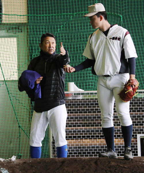 ブルペンで投手を指導するノースアジア大・山中監督