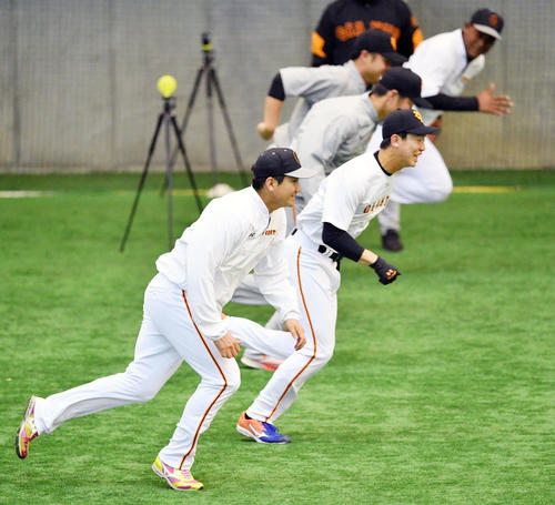 室内練習場で笑顔でウオーミングアップする巨人菅野ら（手前）（撮影・滝沢徹郎）