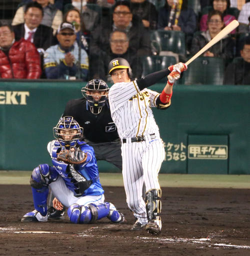 阪神対DeNA　3回裏阪神2死、大山は中越え本塁打を放つ（撮影・上山淳一）