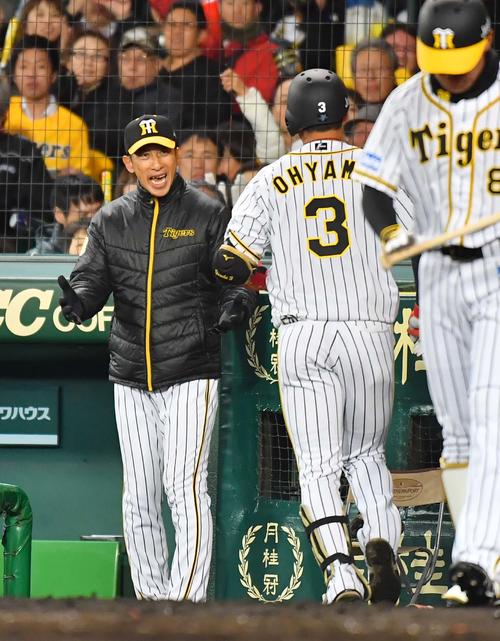 阪神対DeNA　3回裏阪神2死、矢野監督は左中間に本塁打を放った大山を笑顔で迎える（撮影・上田博志）