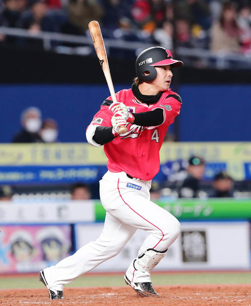 ロッテ対オリックス　2裏ロッテ死一、二塁、藤岡は右前に先制適時打を放つ（撮影・丹羽敏通）