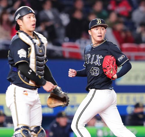 ロッテ対オリックス　2裏ロッテ死一、二塁、藤岡に先制適時打を打たれてカバーに走る先発の山本（右）。左は捕手若月（撮影・丹羽敏通）