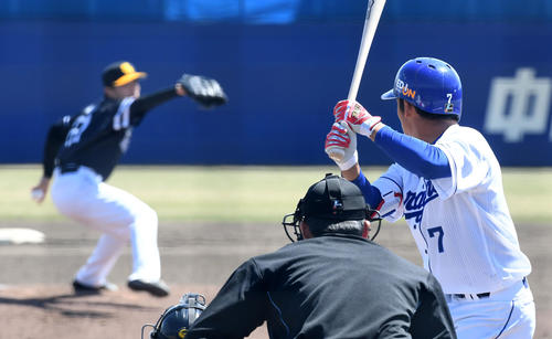 中日対ソフトバンク　2回裏中日1死、ソフトバンク先発の和田と対戦する根尾（撮影・前岡正明）