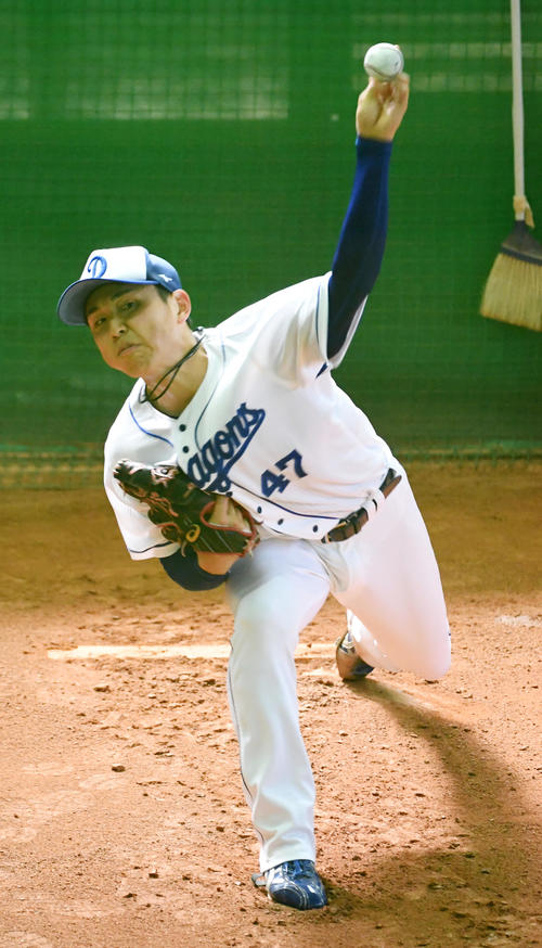 ブルペンで投球練習を行う笠原（撮影・前岡正明）