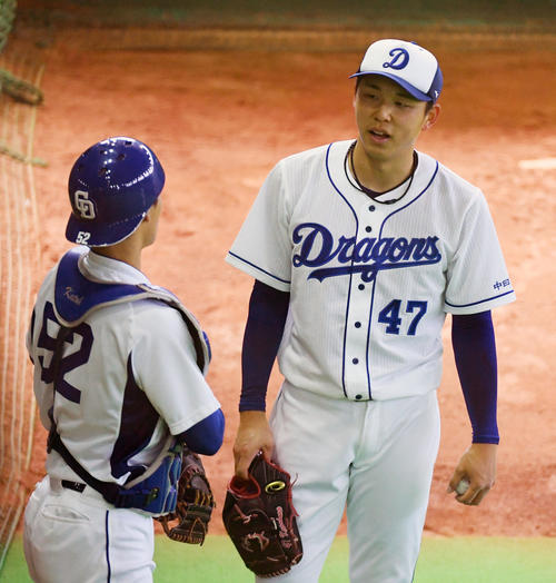 ブルペンでの投球練習を終え加藤（左）と話す笠原（撮影・前岡正明）