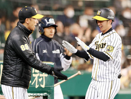 阪神対DeNA　7回裏阪神無死、代打近本は右中間越えにプロ1号となる本塁打を放ち矢野監督（左）とタッチする（撮影・加藤哉）
