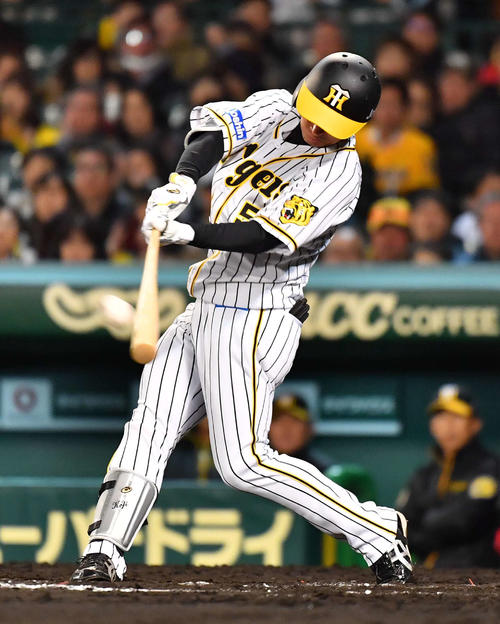 阪神対DeNA　7回裏阪神無死、近本は右中間にプロ初本塁打を放つ（撮影・上田博志）