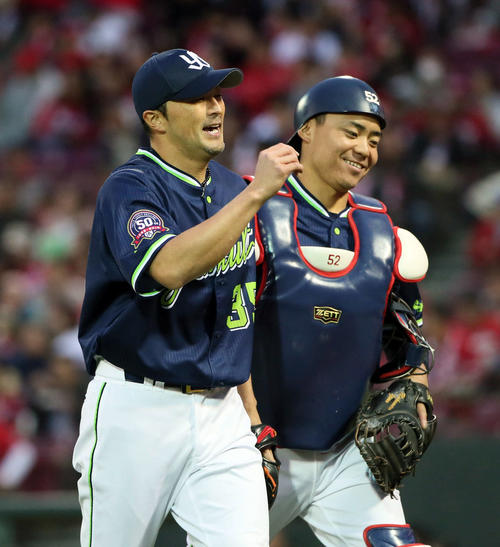 広島対ヤクルト　1回、広島打線を3者凡退に抑え中村（右）とタッチする寺原（撮影・栗木一考）
