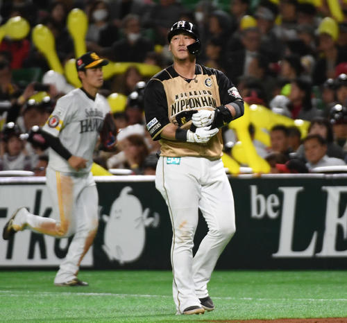 ソフトバンク対日本ハム　7回表日本ハム2死一、三塁、1発出れば同点のチャンスに中田は遊ゴロに倒れる（撮影・今浪浩三）