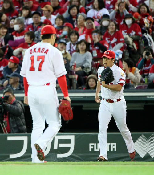 広島対ヤクルト　2回表無死満塁、太田賢吾に押し出し四球を与え降板する岡田明丈（左）と交代する矢崎拓也（撮影・栗木一考）
