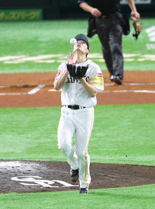 6回表日本ハム無死、近藤の高く上がった打球を後ろ向きで好捕する武田（撮影・菊川光一）