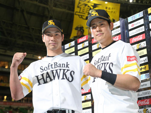 2勝目を挙げた武田（左）は上林とお立ち台でガッツポーズ（撮影・梅根麻紀）
