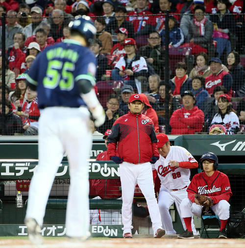 広島対ヤクルト　2回表無死満塁、太田に押し出し四球を与えた岡田に交代を出す緒方監督。右は佐々岡コーチ、左は生還する村上（撮影・栗木一考）