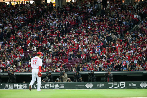 広島対ヤクルト　2回表ヤクルト無死満塁、太田に押し出し四球を与え降板する岡田にファンも沈黙（撮影・栗木一考）