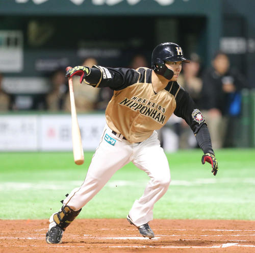 ソフトバンク対日本ハム　3回表日本ハム1死、西川は右前安打を放つ（撮影・梅根麻紀）