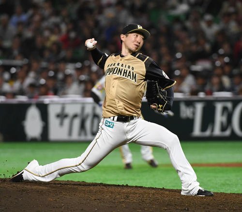 ソフトバンク対日本ハム　6回からマウンドに上がり2イニングを無失点に抑えた金子（撮影・今浪浩三）