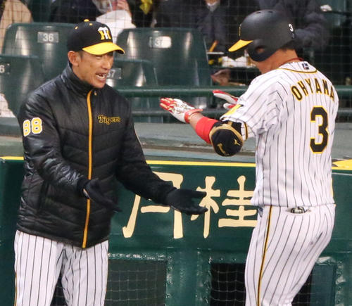 阪神対DeNA　3回裏阪神2死、中越え本塁打を放った大山悠輔（右）を出迎える矢野燿大監督（撮影・上山淳一）