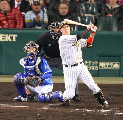 阪神対DeNA　3回裏阪神2死、大山悠輔は中越え本塁打を放つ（撮影・上山淳一）