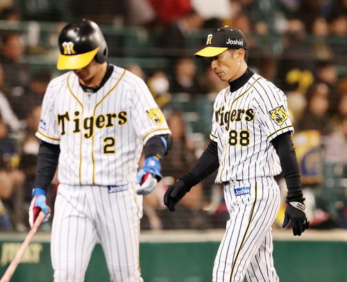 阪神対DeNA　8回裏阪神2死一、二塁、矢野監督は選手交代を告げベンチへ引き揚げる、左は三振した代打北條（撮影・加藤哉）