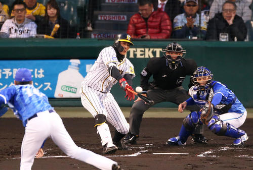 1回裏阪神1死一塁、糸井は右中間に二塁打を放つ（撮影・上山淳一）