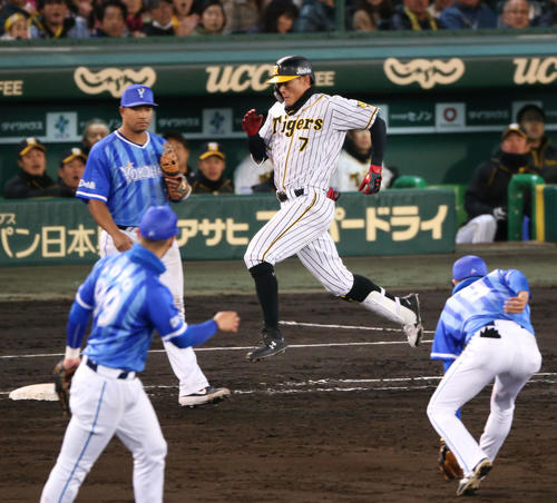 阪神対DeNA　5回裏阪神1死、糸井嘉男は投前内野安打で一塁へ駆け出す（撮影・上山淳一）＝2019年4月11日、甲子園球場