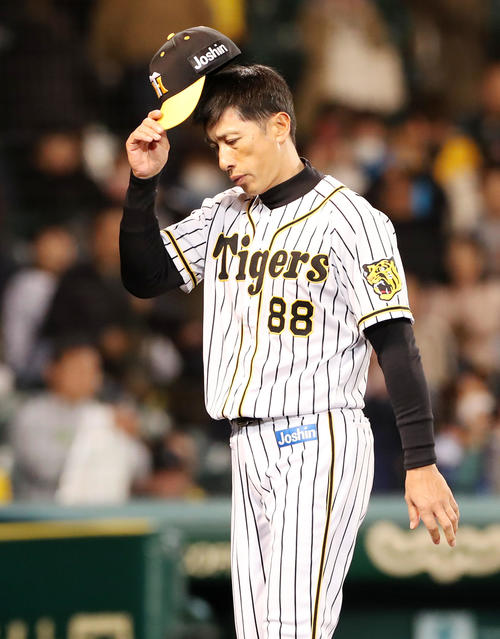 阪神対DeNA　DeNAに負け越しファンにあいさつした矢野監督も表情は厳しい（撮影・加藤哉）