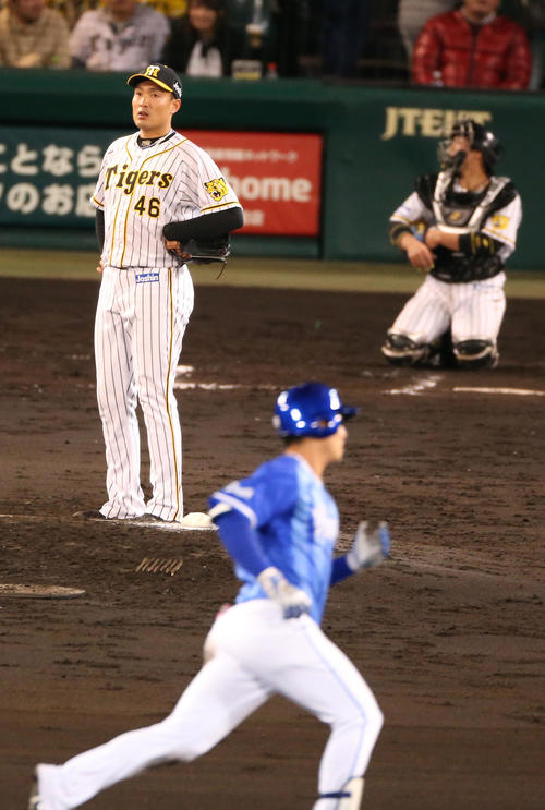 阪神対DeNA　6回表DeNA2死一、三塁、秋山は神里（手前）に右中間3点本塁打を浴びる（撮影・上山淳一）