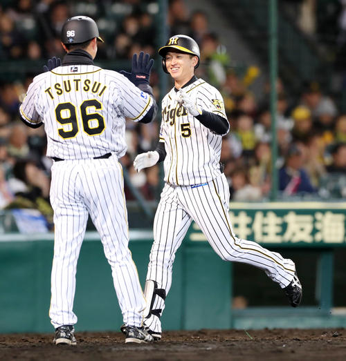 阪神対DeNA　7回裏阪神無死、代打近本は右中間越えにプロ1号となる本塁打を放ち笑顔を見せて生還する（撮影・加藤哉）
