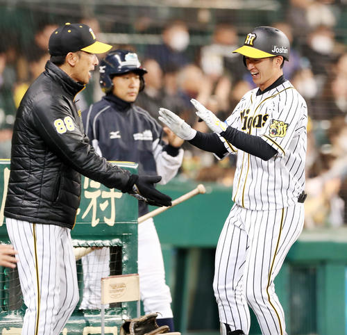 阪神対DeNA　7回裏阪神無死、近本は右中間にプロ1号本塁打を放ち矢野監督（左）に迎えられる（撮影・加藤哉）