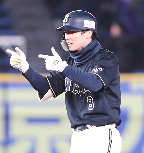 ロッテ対オリックス　9回表オリックス1死二塁、勝ち越し適時打を放ち塁上でポーズを決める後藤（撮影・丹羽敏通）