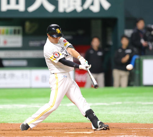 8回裏ソフトバンク2死、美間は右越え二塁打を放つ（撮影・梅根麻紀）
