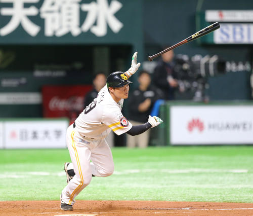 8回裏ソフトバンク2死、美間は右越え二塁打を放つ（撮影・梅根麻紀）