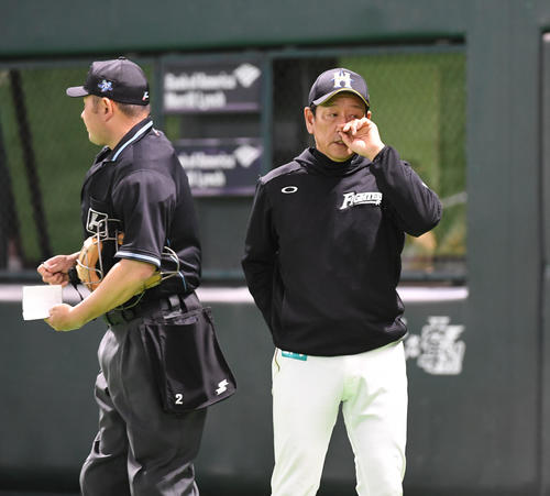 ソフトバンク対日本ハム　選手交代を告げる栗山監督（撮影・今浪浩三）